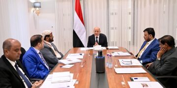 المجلس الرئاسي يجتمع برئيس الوزراء ويناقش الأوضاع الاقتصادية والخدمية