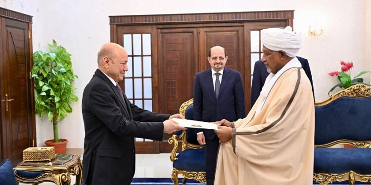 العليمي يتسلم أوراق اعتماد عدد من سفراء الدول الشقيقة والصديقة