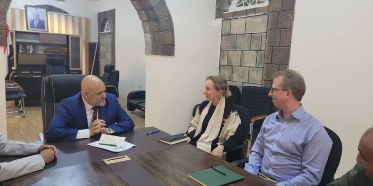 محافظ تعز يبحث  مسئول اممي دعم جهود نزع الالغام