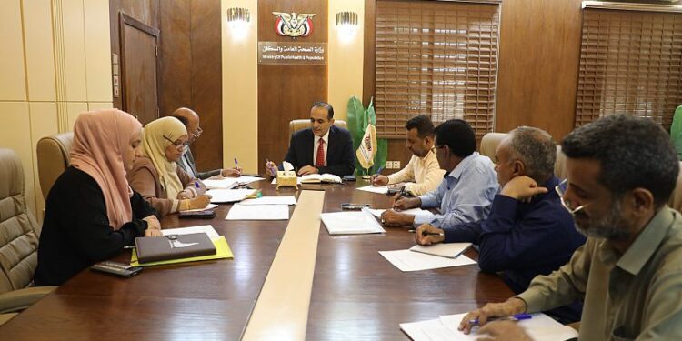 اجتماع برئاسة وزير الصحة يناقش قضايا الابتعاث الخارجي