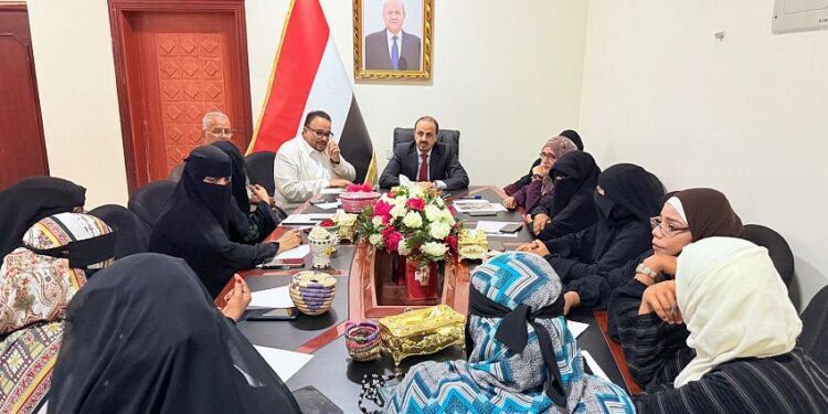 الإرياني  يوجه بدعم الحرف والصناعات التراثية