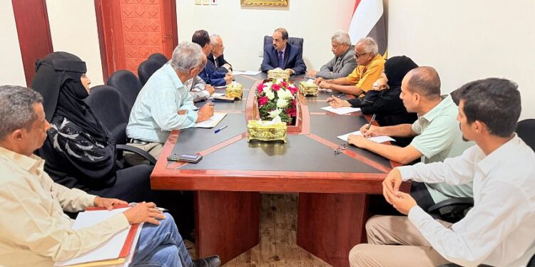 الإرياني يجتمع بفريق التصنيف السياحي لفنادق عدن ضمن خطة ال 100 يوم