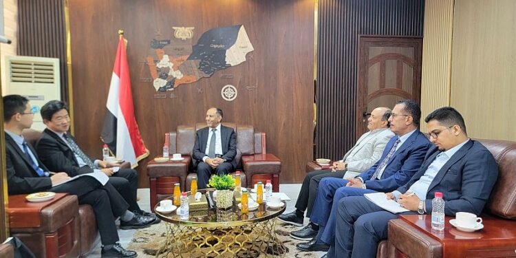 وزير الصناعة يبحث مع القائم بألاعمال الصيني تعزيز التعاون الاقتصادي والتجاري