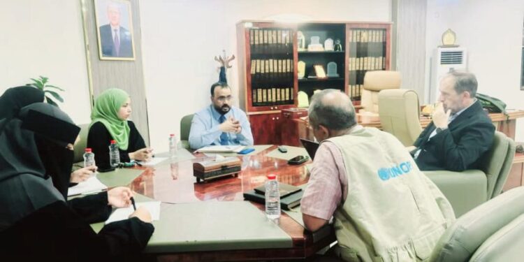 وزير الأشغال يبحث مع ممثل الـ (UNOPS) سير تنفيذ مشاريع الطرق في  المحافظات