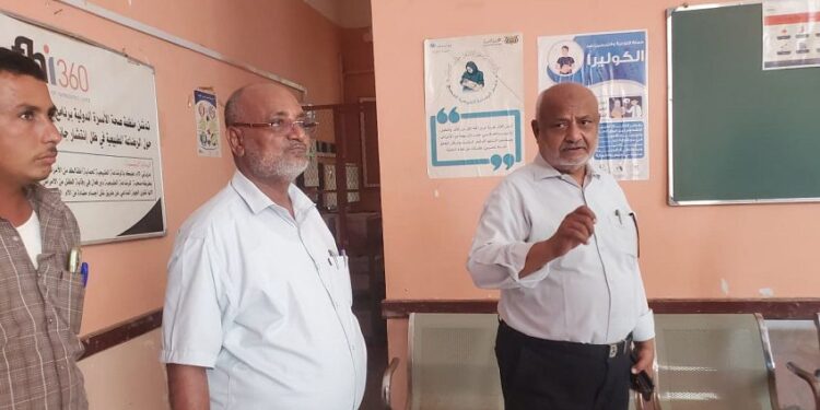 محافظ الحديدة يطلع على الخدمات الصحية في مركز الأمومة بالخوخة