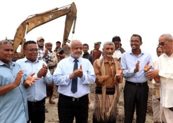 محافظ الحديدة يعيد افتتاح خور أبو زهر السياحي في الخوخة