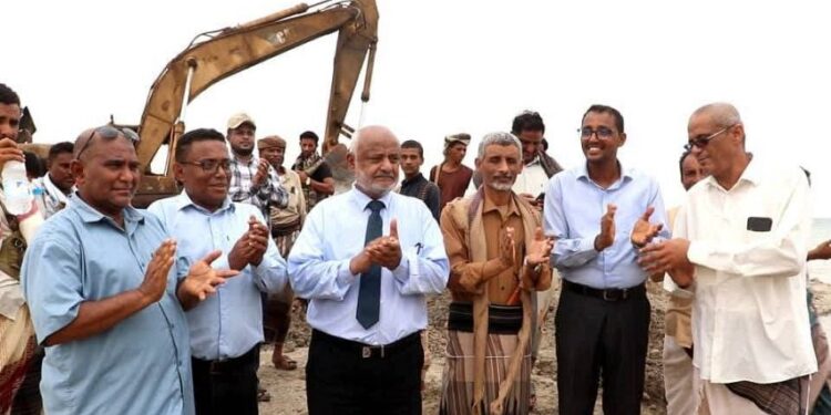 محافظ الحديدة يعيد افتتاح خور أبو زهر السياحي في الخوخة