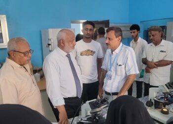 محافظ الحديدة يشدد على تحسين جودة الخدمات الصحية بمستشفى حيس الريفي