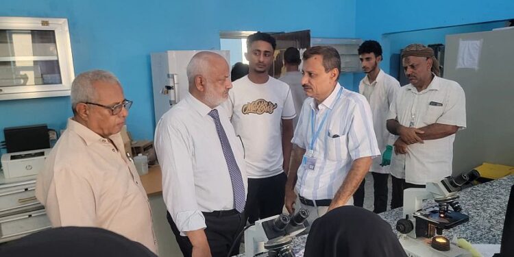 محافظ الحديدة يشدد على تحسين جودة الخدمات الصحية بمستشفى حيس الريفي