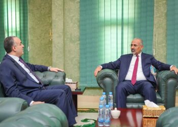 الزُبيدي يشدد على ضبط العملية الإيرادية وتوريد الموارد إلى البنك المركزي