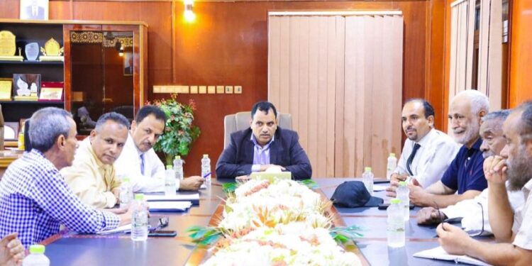 اجتماع يناقش سير العمل في مشروع إنشاءات ميناء الصيد السمكي