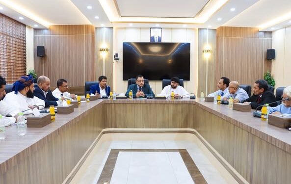 السقطري والحريزي يناقشان مشاريع التنمية ة بالمهرة