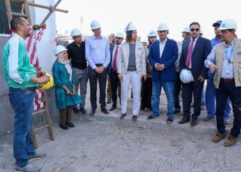 الشرجبي ووفد البنك الدولي يطلعان على سير العمل في مشروع محطة ضخ المياه بمنطقة البرزخ