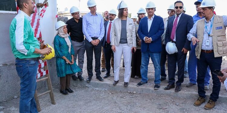 الشرجبي ووفد البنك الدولي يطلعان على سير العمل في مشروع محطة ضخ المياه بمنطقة البرزخ