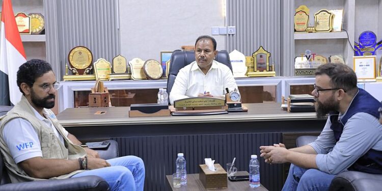 وكيل حضرموت يبحث تدخلات برنامج الغذاء في قطاعي المياه والزراعة