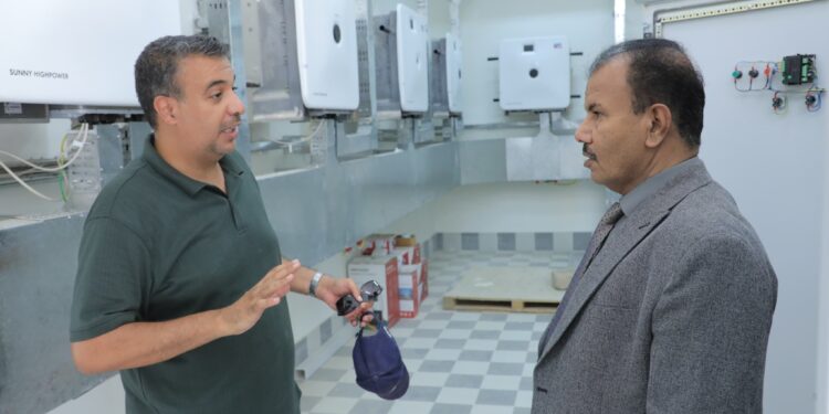 العامري يطّلع على استعدادات تشغيل حقل آبار جثمة بسيئون بالطاقة الشمسية