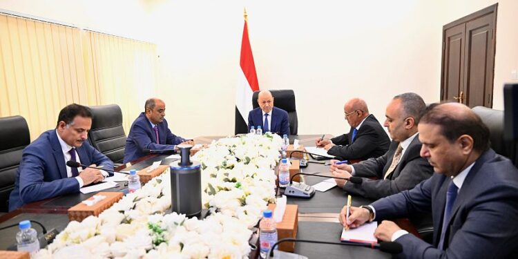 العليمي :مضاعفة الجهود الحكومية من اجل الوفاء بالالتزامات الحتمية للدولة