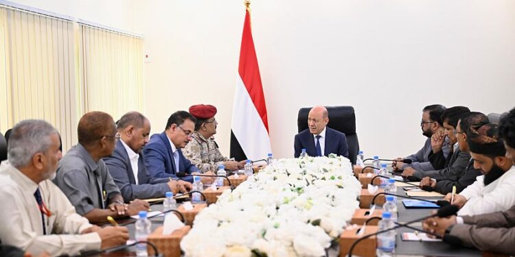 العليمي  يناقش الاوضاع الامنيه والعسكريه والخدميه بالمهرة