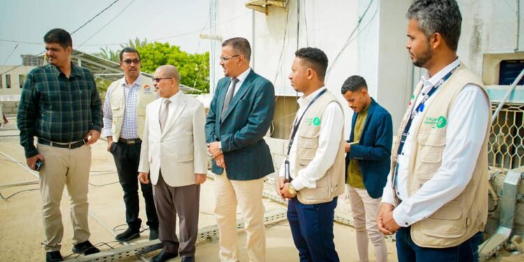 العمقي يدشن مشاريع الطاقة الشمسية لثلاثة مراكز صحية بالمكلا