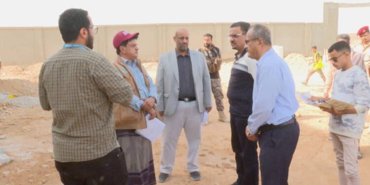 العمقي يطّلع على نسبة الإنجاز في مشروع مركز الصادرات السمكية بحضرموت