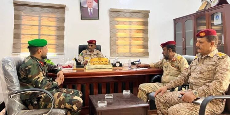 قائد محور الغيضة يناقش تعزيز الجاهزية لكتيبة الاحتياط