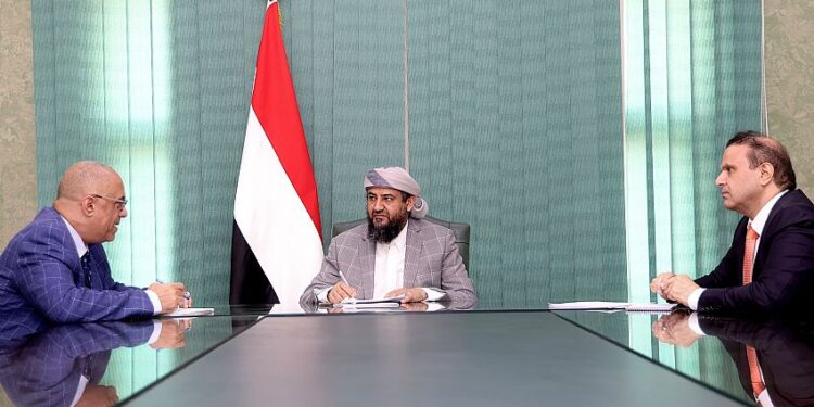 المحرّمي يناقش مع باذيب استراتيجية   قطاعي التخطيط والاتصالات