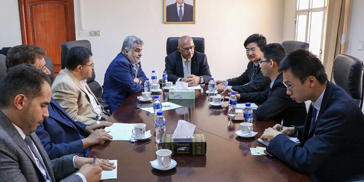 وزير التخطيط يبحث مع القائم بألاعمال   الصيني تعزيز التعاون والشراكة التنموية