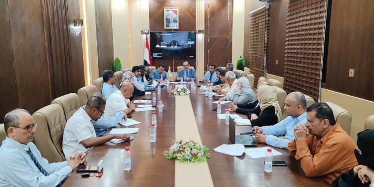 وزير الصحة  يناقش الوضع الوبائي الراهن ومستوى أداء القطاعات الصحية