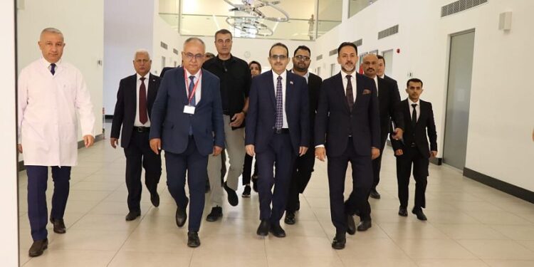 وزير الصحة يؤكد على تعزيز الشراكة مع تركيا في مجال تطوير التكنولوجيا الطبية