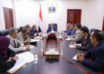 رئيس الوزراء يوجه بصرف مستحقات الربعين الأول والثاني للمبتعثين في الخارج