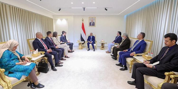 بن بريك يبحث مع وفد البنك الدولي آليات تنشيط الشراكة مع مؤسسة التمويل الدولية