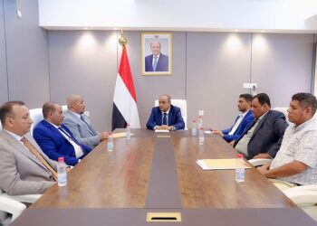 رئيس الوزراء  يؤكد لمحافظ سقطرى  دعم الحكومة لجهود السلطة المحلية