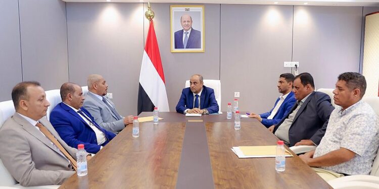 رئيس الوزراء  يؤكد لمحافظ سقطرى  دعم الحكومة لجهود السلطة المحلية