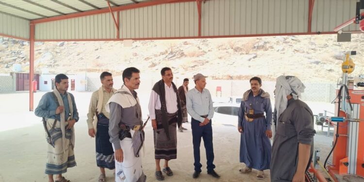 مديراً الغاز والتجارة يتفقدان محطات الغاز في بيحان بشبوه