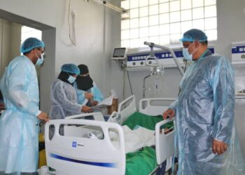 وكيلة محافظة تعز تزور جرحي استهداف المليشيات لمحطة وقود