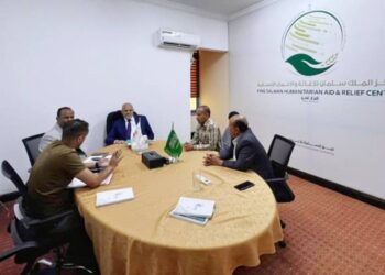 محافظ تعز يناقش ترتيبات  مشروع توزيع السلال الغذائية في  المعافر والمخا