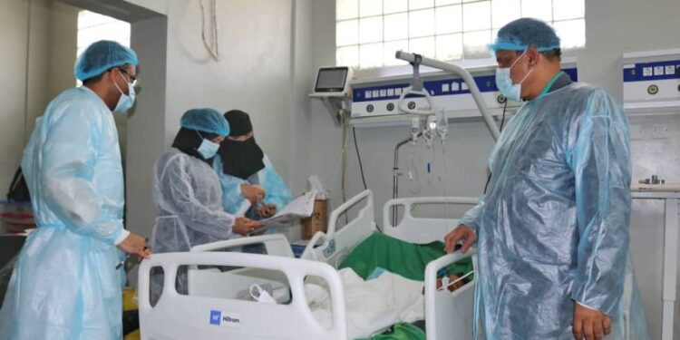 وكيلة محافظة تعز تزور جرحي استهداف المليشيات لمحطة وقود