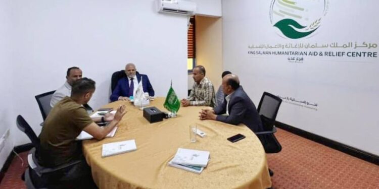 محافظ تعز يناقش ترتيبات  مشروع توزيع السلال الغذائية في  المعافر والمخا