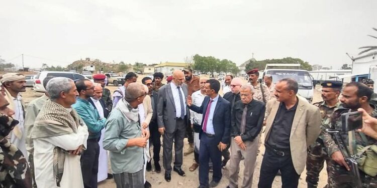 محافظ تعز يدشّن مبادرة اهليه لتوزيع مياه الشرب بالمدينة