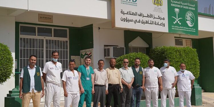 فريق من وزارة الصحة يتفقد مستوى خدمات مركز الأطراف الصناعية بسيئون