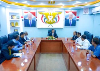 محافظ شبوة يشدد على استقلالية القضاء ويناقش تعزيز الموارد المالية