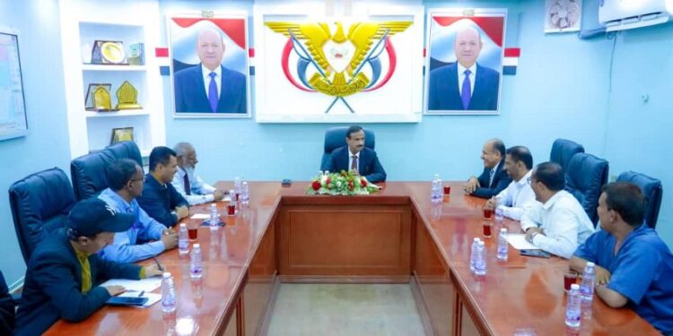 محافظ شبوة يشدد على استقلالية القضاء ويناقش تعزيز الموارد المالية