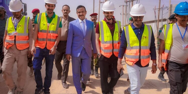 بن الوزير يتفقد سير العمل في عدد من المشاريع الخدمية بمدينة عتق