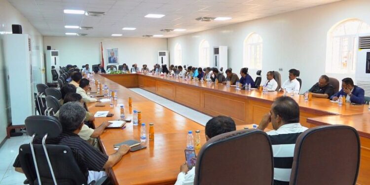 تنفيذي شبوة يناقش تقارير عن نشاط المؤسسات التعليمية بالمحافظة