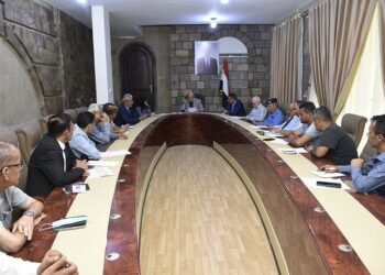 محافظ تعز يناقش تقرير لجنة الطوارئ لحل أزمة المياه