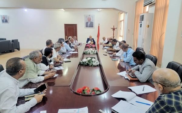 شمسان يناقش مع الأحزاب والمكونات السياسية عدد من القضايا العامة بتعز