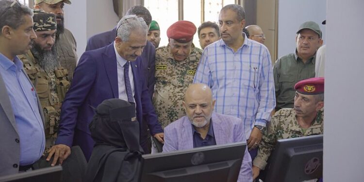 تدشين مشروع طاقة شمسية ومعمل حاسوب في فرع جامعة تعز بالتربة