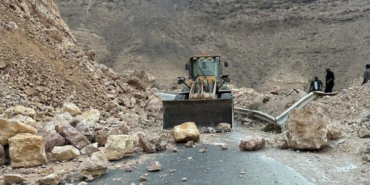 إعادة فتح طريق نشطون – الأنفاق في المهرة بعد اغلاقه مؤقتاً