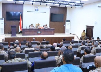 رئيس  الأركان يجتمع بقادة الهيئات والدوائر والمناطق والمحاور العسكرية