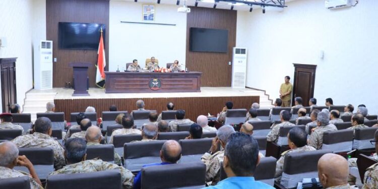 رئيس  الأركان يجتمع بقادة الهيئات والدوائر والمناطق والمحاور العسكرية